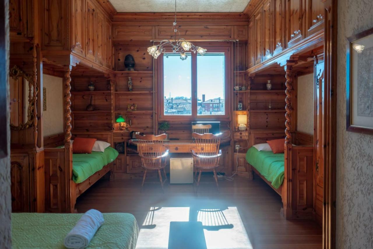 Rousseau'S Apartment Венеція Номер фото